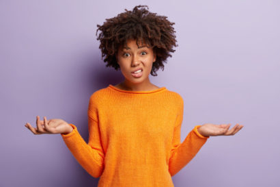 Comment trouver ma saison de couleurs ? 2 Femme perplexe sur sa saison de couleurs